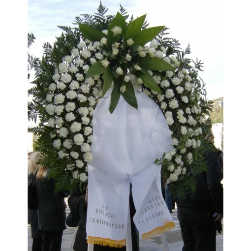 Στεφάνι Κηδείας με Κατασκευή από Λευκά Τριαντάφυλλα με Τροπικά Φυλλώματα και Γαρίφαλα